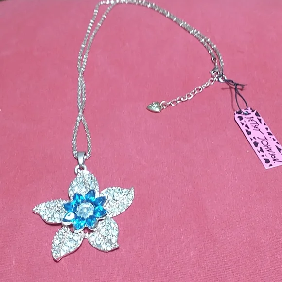 Betsey Flower Necklace! - Picture 6 of 6